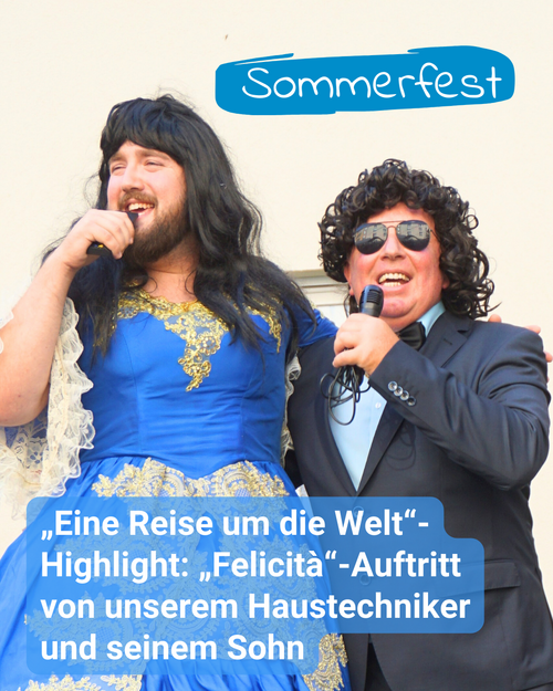 Zwei Männer singen in Kostümen als Al Bano & Romina Power-Double, anlässlich des Sommerfestes. Bildbeschriftung: „Eine Reise um die Welt“-Highlight: „Felicità“-Auftritt von unserem Haustechniker und seinem Sohn